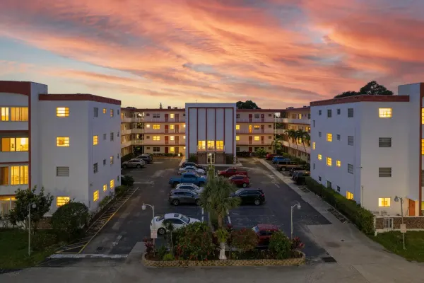 4000 NW 44th Avenue 207, Lauderdale Lakes, FL 33319