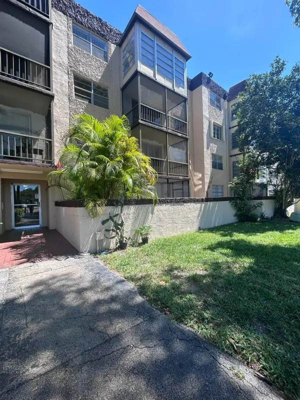 7300 NW 17th Street 402, Plantation, FL 33313
