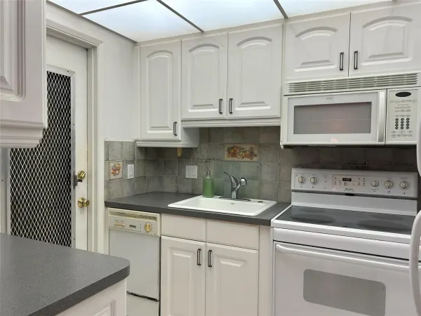 2050 NE 39th Street NE E207, Lighthouse Point, FL 33064