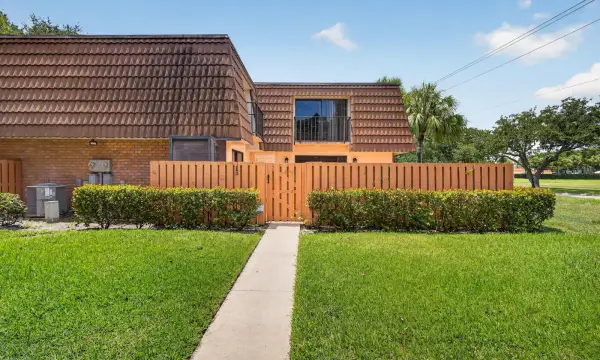 185 Charter Way, West Palm Beach, FL 33407